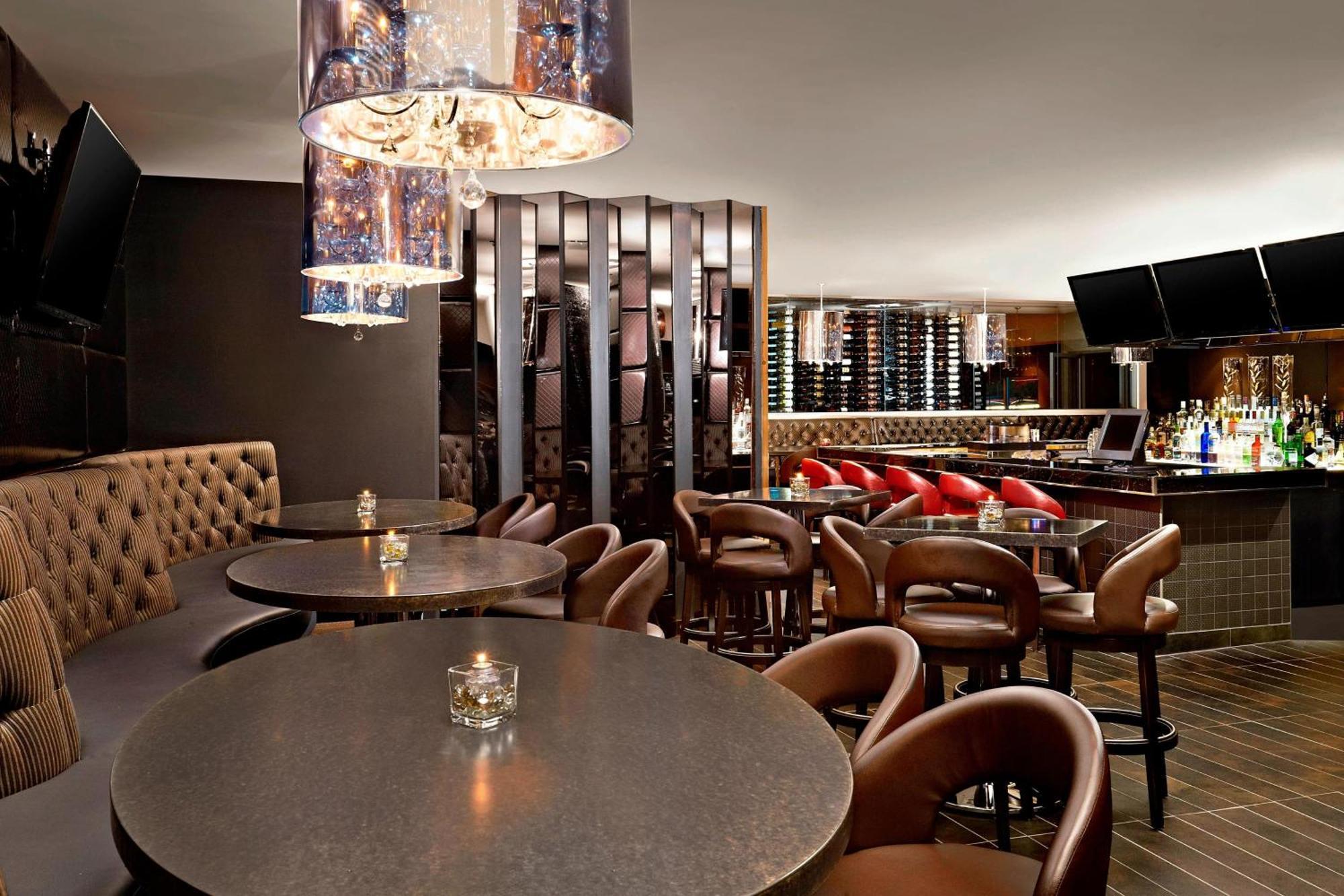Four Points By Sheraton Hotel & Suites Calgary West Εξωτερικό φωτογραφία