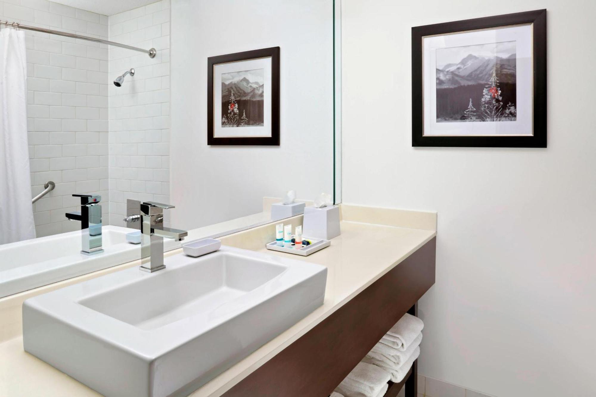 Four Points By Sheraton Hotel & Suites Calgary West Εξωτερικό φωτογραφία